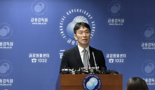 이복현 금융감독원장이 4일 '2024년 주요 지주·은행 등 주요 검사결과 발표'를 통해 설명하고 있다. 주형연 기자